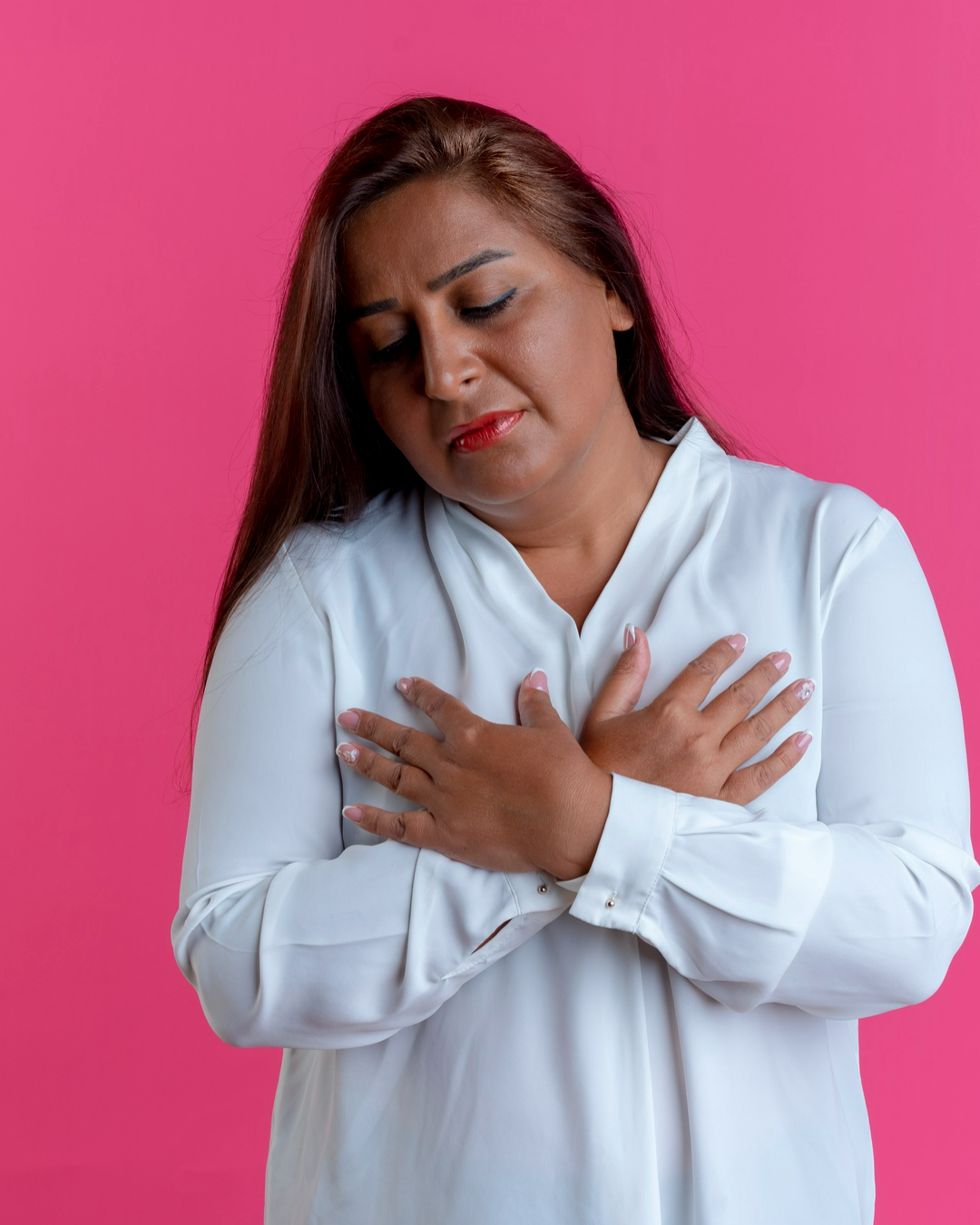 Mujer abrazándose por el cáncer de mama